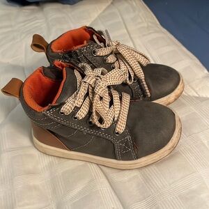 Toddler casual boots. Size 6. Zip sides. Smoke free